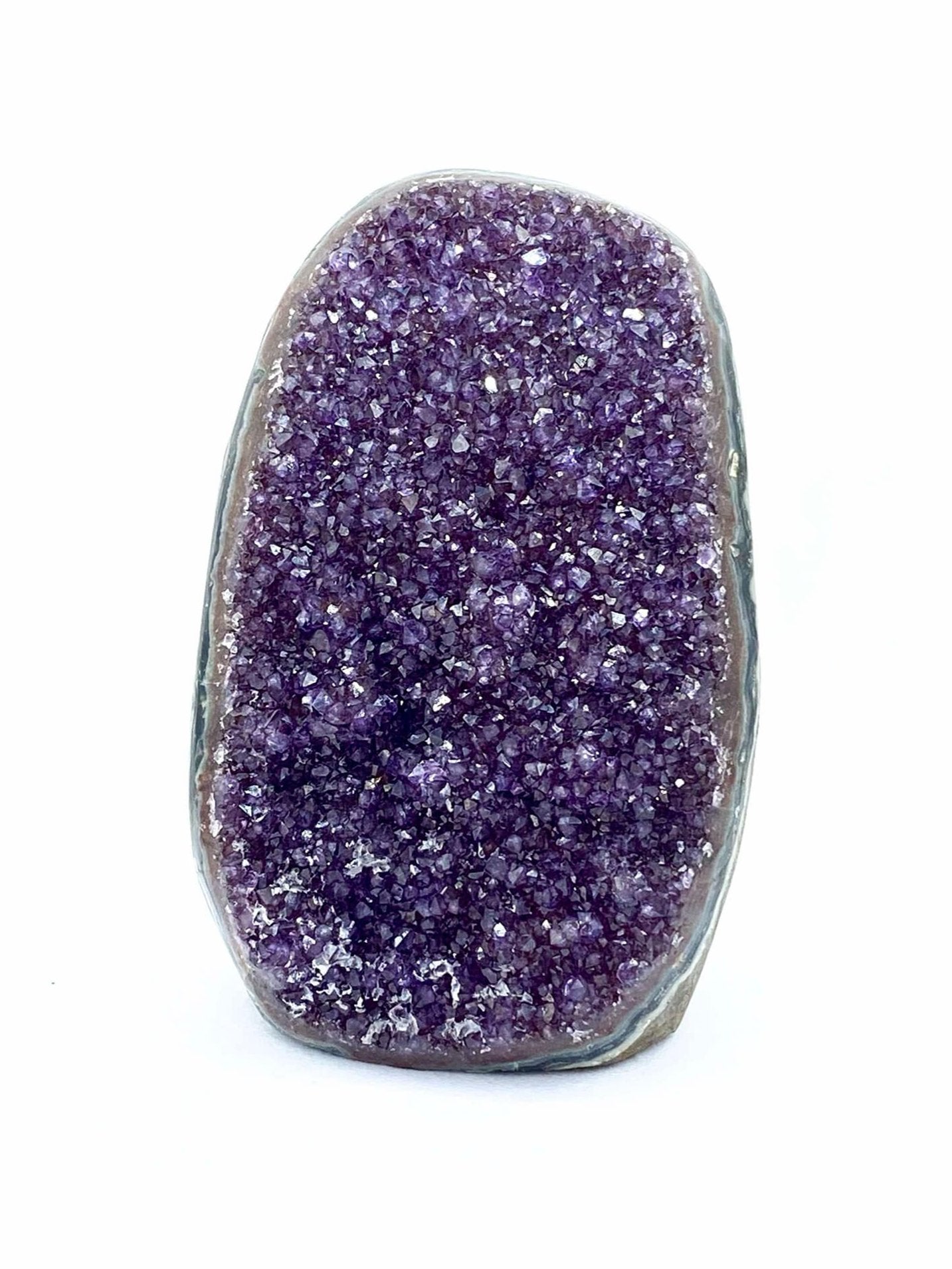Schneiden Sie die Basis aus magentafarbenem Amethyst